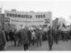 Ostermarsch in Kiel in 1968 met demonstranten en vredesbanners