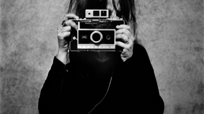 Patti Smith gefotografeerd door Anton Corbijn in Parijs (2011)