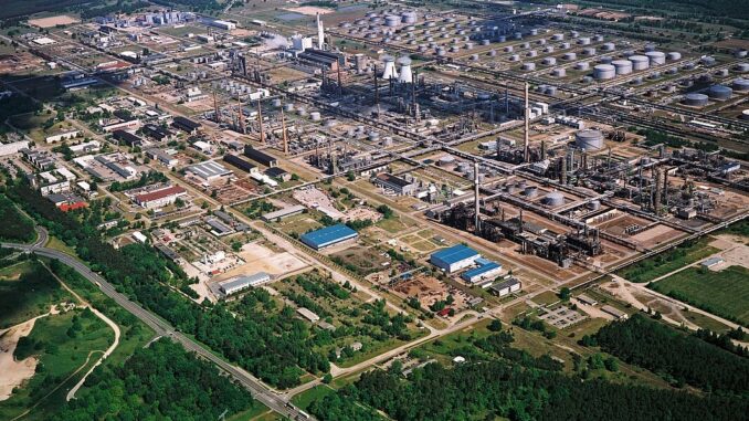 Luchtfoto van de PCK-raffinaderij in Schwedt in Brandenburg, een belangrijk industriecomplex voor de brandstofvoorziening van Berlijn en Noordoost-Duitsland