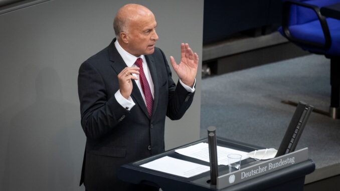 Rüdiger Lucassen (AfD) spreekt tijdens een debat in de Duitse Bondsdag