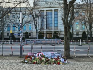 Bloemen en protestborden bij de Russische ambassade in Berlijn na spanningen tussen Duitsland en Rusland