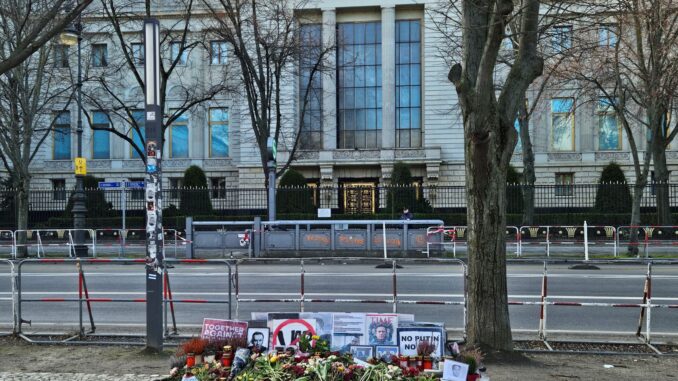 Bloemen en protestborden bij de Russische ambassade in Berlijn na spanningen tussen Duitsland en Rusland