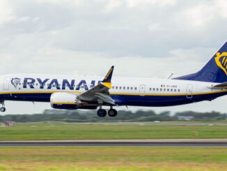 Ryanair vliegtuig tijdens landing op een luchthaven