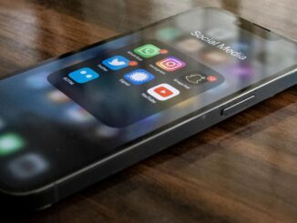 Smartphone met apps op scherm als illustratie van cyberaanval op Signal en digitale spionage