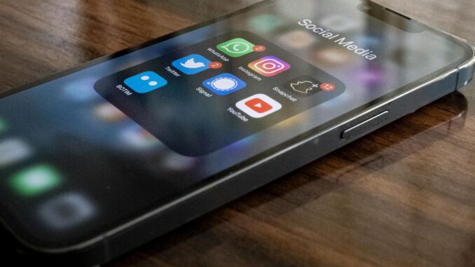 Smartphone met apps op scherm als illustratie van cyberaanval op Signal en digitale spionage