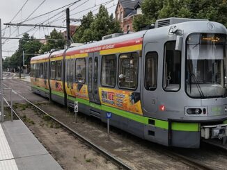 Stadtbahn (tram) in Hannover bij halte Bothmerstraße tijdens waarschuwingsstaking openbaar vervoer
