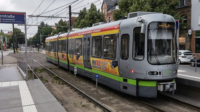 Stadtbahn (tram) in Hannover bij halte Bothmerstraße tijdens waarschuwingsstaking openbaar vervoer