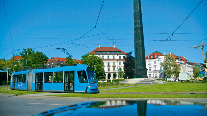 Tram in München tijdens staking van het openbaar vervoer in Beieren