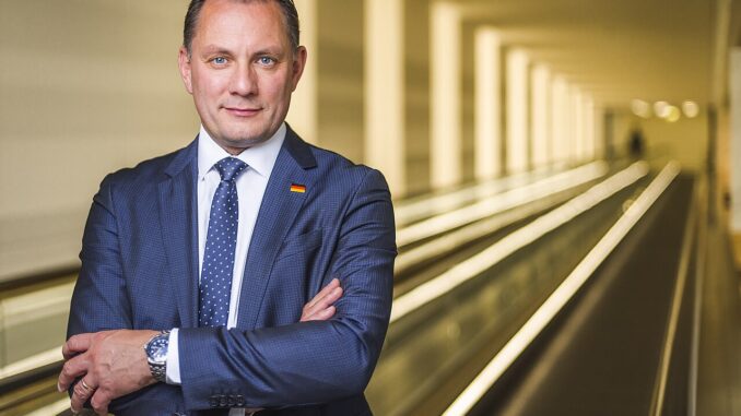 Tino Chrupalla, partijleider van de AfD, tijdens een optreden in 2020