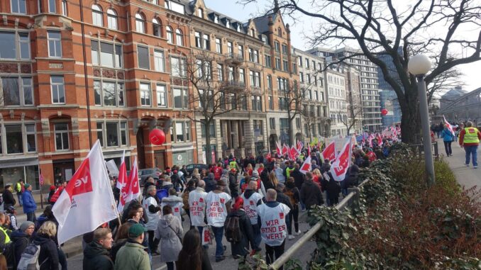 Demonstratie van vakbond ver.di met vlaggen tijdens staking in Hamburg