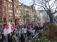 Demonstratie van vakbond ver.di met vlaggen tijdens staking in Hamburg