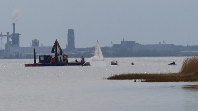 Reddingsactie voor een bultrugwal bij Poel in de Oostzee met werkplatform en boten