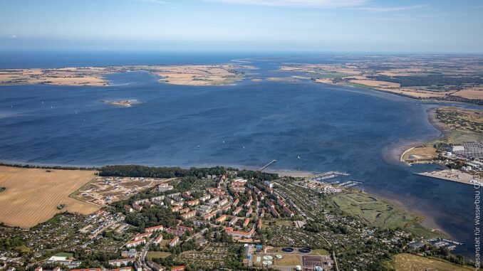 Luchtfoto van de Wismarbucht en Insel Poel in de Oostzee waar de walvis vastligt