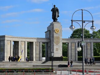 Oekraïense vlag bij het Sovjetmonument in de Tiergarten in Berlijn op 8 mei 2026