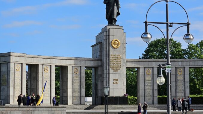 Oekraïense vlag bij het Sovjetmonument in de Tiergarten in Berlijn op 8 mei 2026
