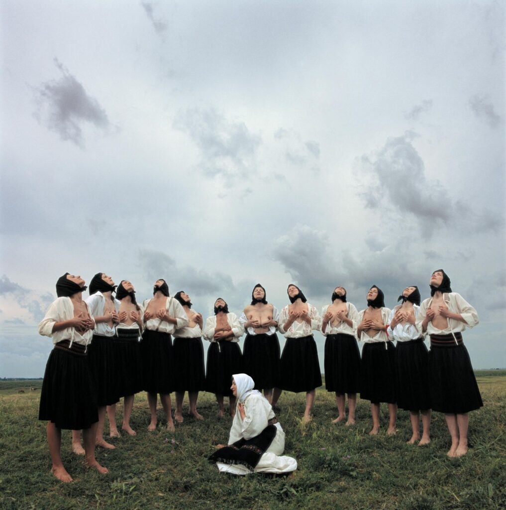 Groep vrouwen in traditionele kleding tijdens performance Balkan Erotic Epic van Marina Abramović