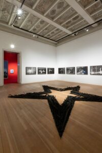 Installatie met stervormige sculptuur in tentoonstellingsruimte van de Gropius Bau in Berlijn