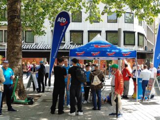AfD-stand in Hannover tijdens een demonstratie en tegendemonstratie voorafgaand aan de Europese verkiezingen van 2024.
