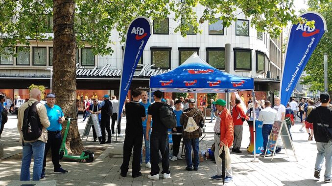AfD-stand in Hannover tijdens een demonstratie en tegendemonstratie voorafgaand aan de Europese verkiezingen van 2024.