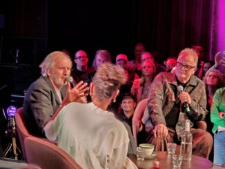 Anton Corbijn en Herbert Grönemeyer tijdens een Artist Talk in Fotografiska Berlin bij de opening van de overzichtstentoonstelling van Corbijn