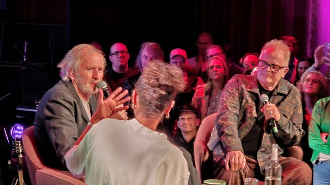 Anton Corbijn en Herbert Grönemeyer tijdens een Artist Talk in Fotografiska Berlin bij de opening van de overzichtstentoonstelling van Corbijn