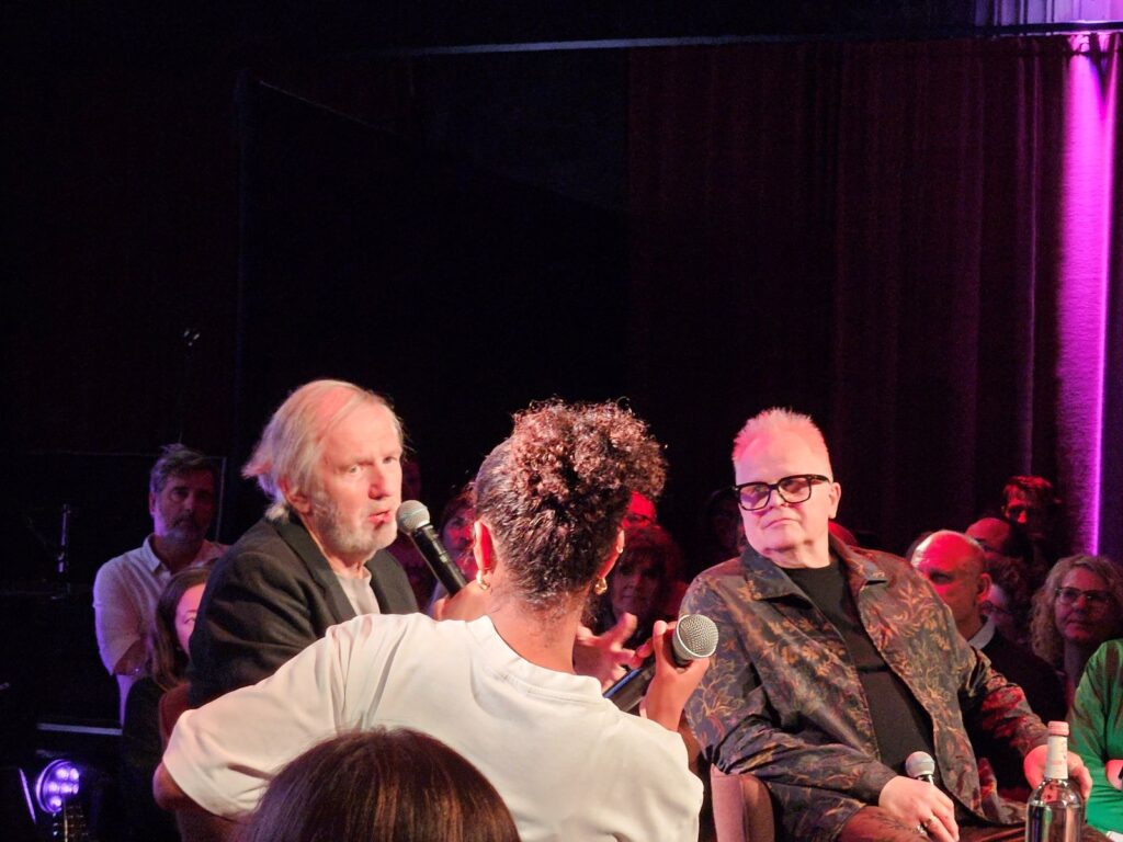 Anton Corbijn en Herbert Grönemeyer tijdens een Artist Talk in Fotografiska Berlin bij de opening van Corbijns overzichtstentoonstelling