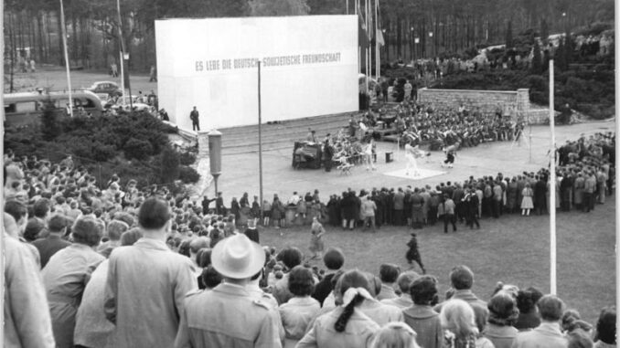 Herdenking van 8 mei 1951 bij het Sovjetmonument in Berlijn-Treptow