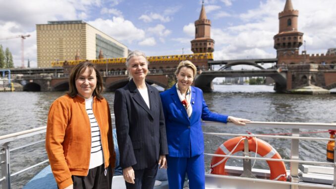 Franziska Giffey presenteert samen met vertegenwoordigers van Visit Berlin en Wonderful Copenhagen het project BerlinPay op een boot op de Spree in Berlijn.
