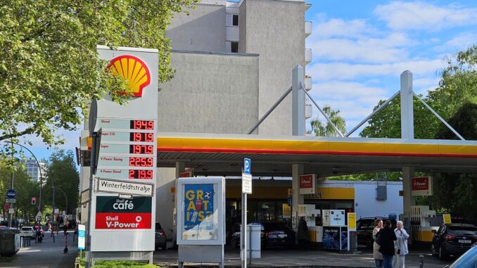 Tankstation van Shell in Berlijn met actuele brandstofprijzen voor diesel en E10