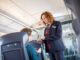 Conductrice controleert tickets van reizigers in een ICE-trein van Deutsche Bahn.