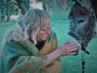 Scène uit Donkey Days met vrouw en ezel