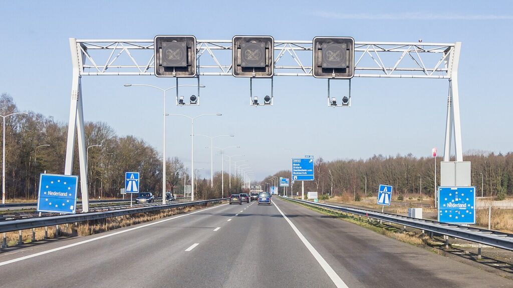 Autos rijden over de Duits-Nederlandse grens bij de snelwegen A3 en A12