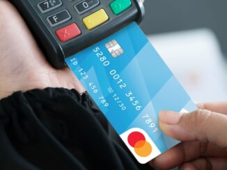 Een betaalkaart voor asielzoekers wordt gebruikt bij een betaalterminal in Duitsland.