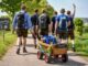 Groep mannen met een met drank gevulde bolderwagen tijdens Vaderdag op Hemelvaartsdag in Duitsland