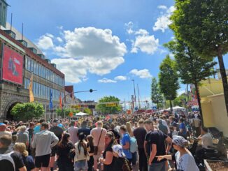 Toeschouwers en deelnemers bij de start- en finishzone van de Emder Matjes-Lauf 2026 tijdens de Emder Matjestage in Emden.