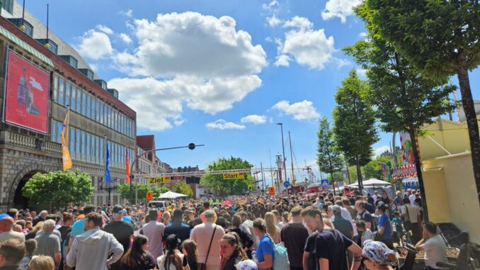 Toeschouwers en deelnemers bij de start- en finishzone van de Emder Matjes-Lauf 2026 tijdens de Emder Matjestage in Emden.