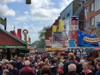 Bezoekers op de Emder Matjestage voor het stadhuis en de haven van Emden
