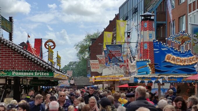 Bezoekers op de Emder Matjestage voor het stadhuis en de haven van Emden