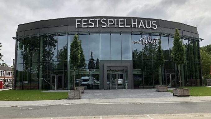 Het Festspielhaus am Wall in Emden, een van de belangrijkste locaties van het Filmfest Emden-Norderney 2026