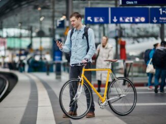 Man met fiets op een perron van Deutsche Bahn in Berlijn