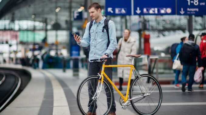 Man met fiets op een perron van Deutsche Bahn in Berlijn