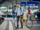 Man met fiets op een perron van Deutsche Bahn in Berlijn