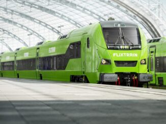 Groene Flixtrain-hogesnelheidstrein op een station in Duitsland