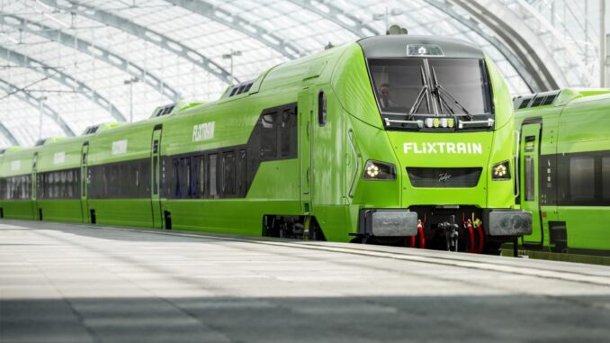 Groene Flixtrain-hogesnelheidstrein op een station in Duitsland