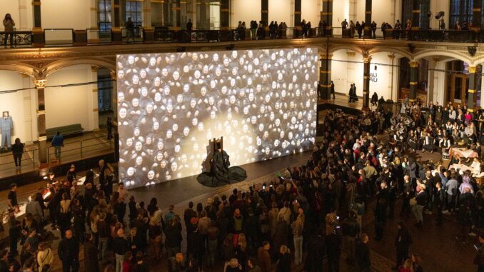 Grote installatie met projectie en publiek in de Gropius Bau in Berlijn tijdens de tentoonstelling Balkan Erotic Epic