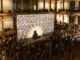 Grote installatie met projectie en publiek in de Gropius Bau in Berlijn tijdens de tentoonstelling Balkan Erotic Epic