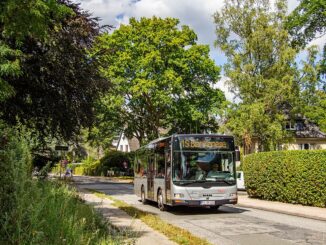 HVV-bus rijdt door een woonwijk in Hamburg waar reizigers gebruik kunnen maken van de Wunschausstieg-regeling.