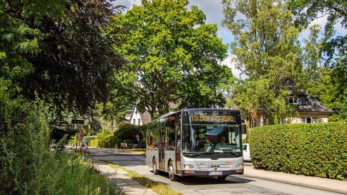 HVV-bus rijdt door een woonwijk in Hamburg waar reizigers gebruik kunnen maken van de Wunschausstieg-regeling.