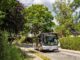 HVV-bus rijdt door een woonwijk in Hamburg waar reizigers gebruik kunnen maken van de Wunschausstieg-regeling.