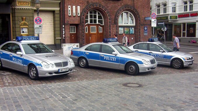 Politieauto’s van de Hamburgse politie voor de Davidwache in Hamburg